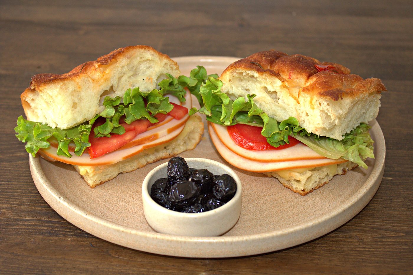 Hindi füme, marul ve domatesli focaccia sandviç